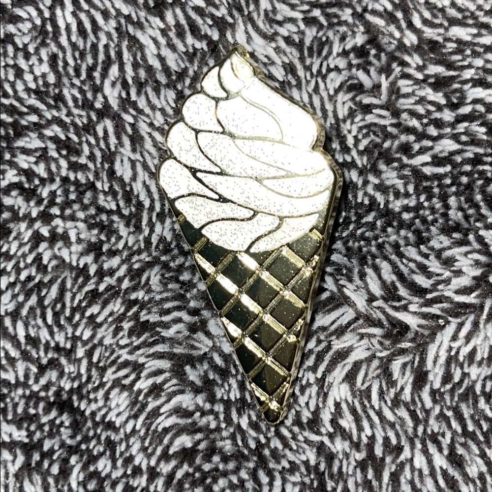 ✨CROCS GLITTER “ICE CREAM CONE” Metal Jibbit✨